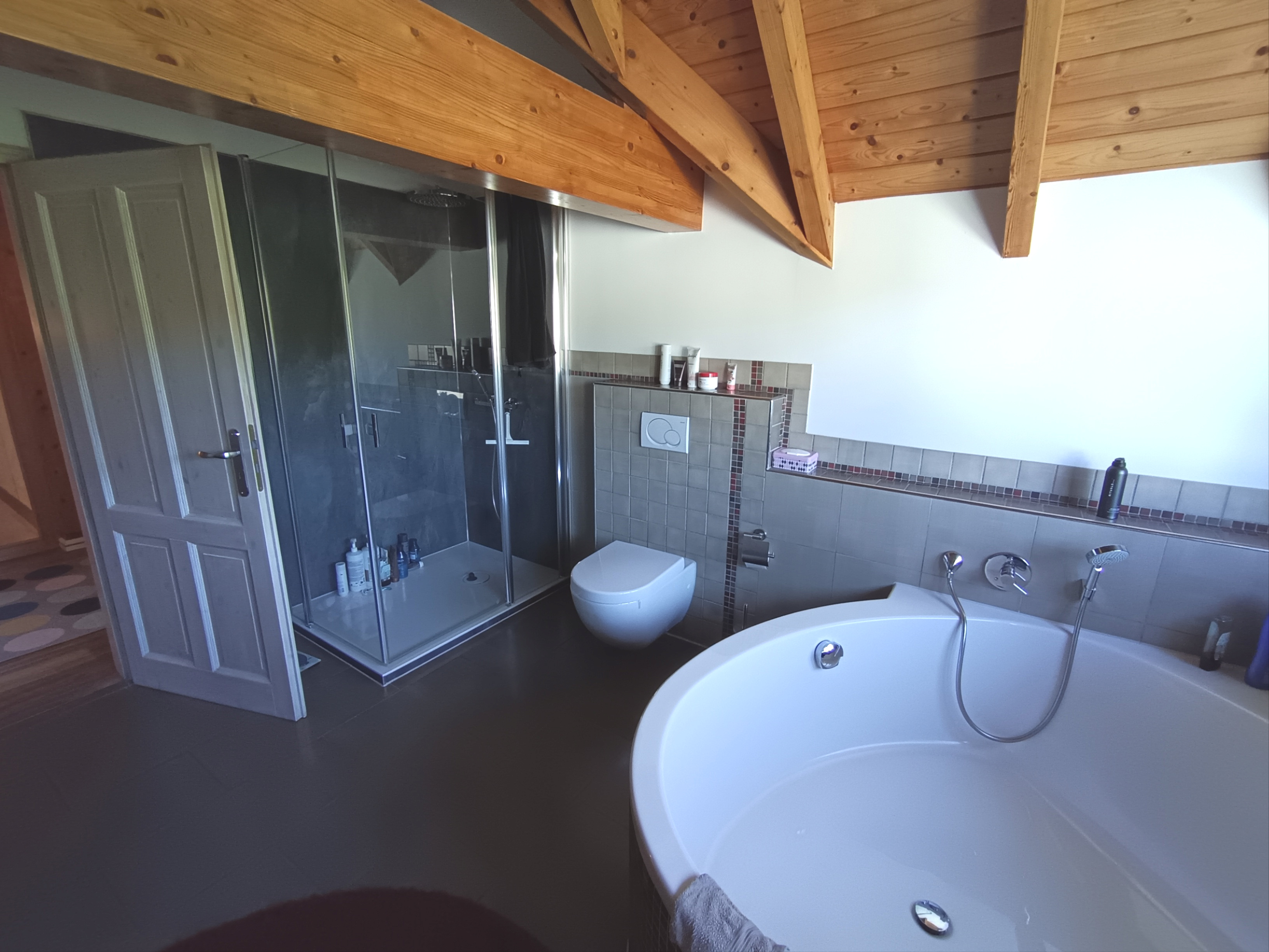 Badezimmer OG mit Wanne und Dusche