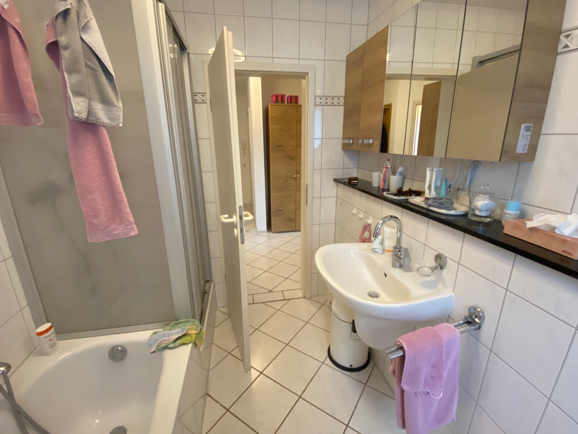 Tageslichtbad mit Wanne und Dusche