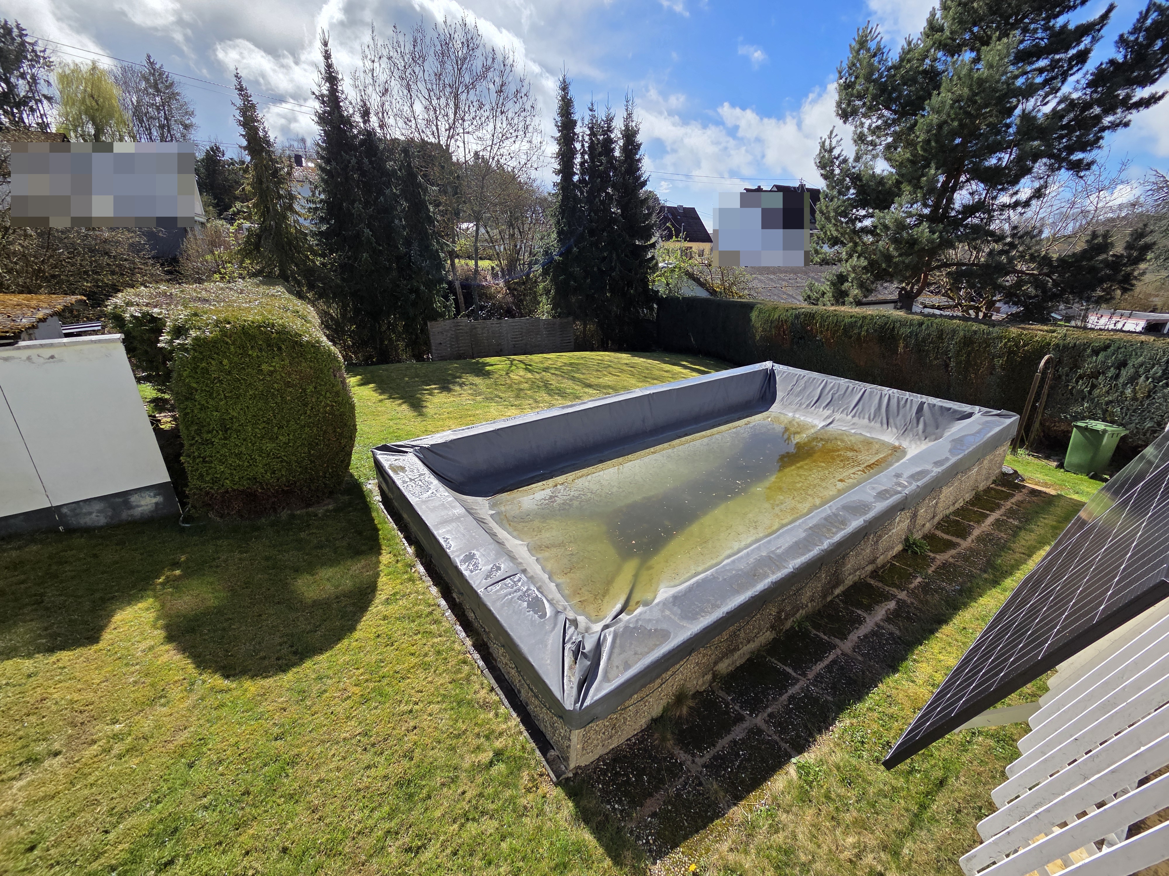 Schwimmbad mit Garten