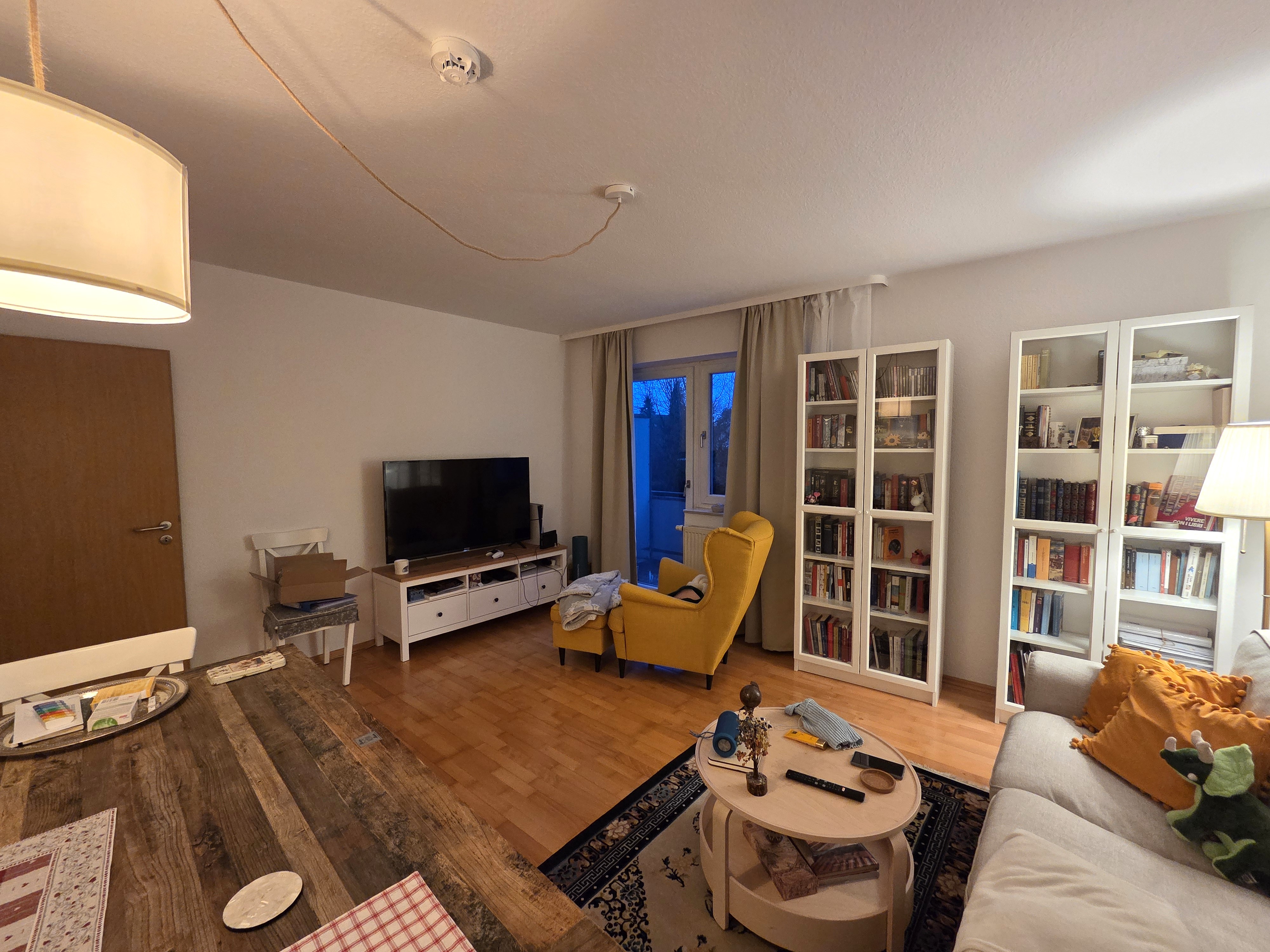 Wohnbereich mit Zugang zum Balkon