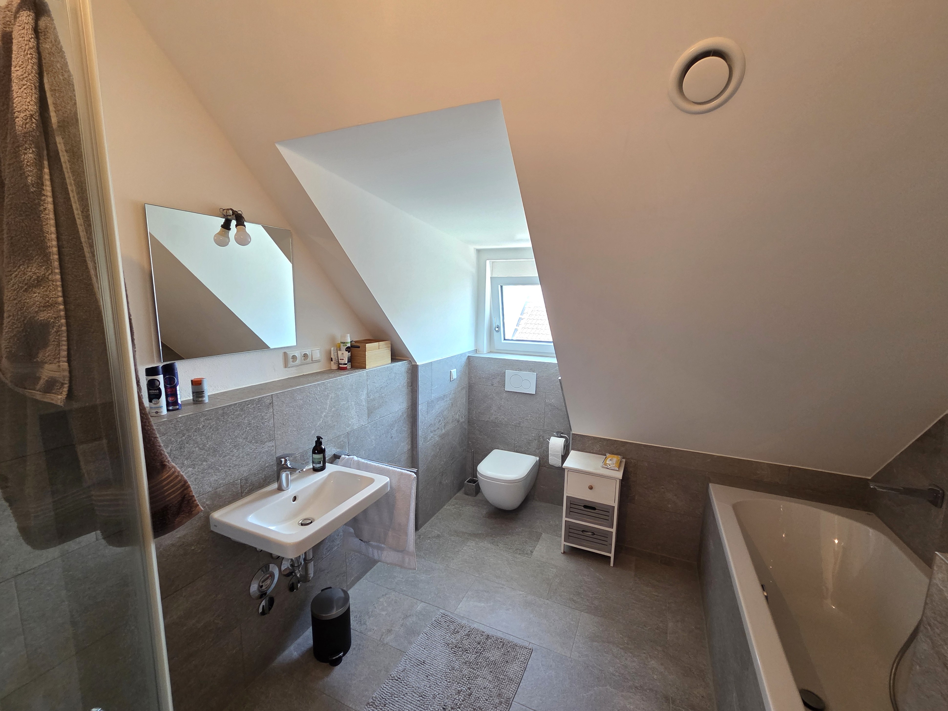 Bad mit Wanne und Dusche