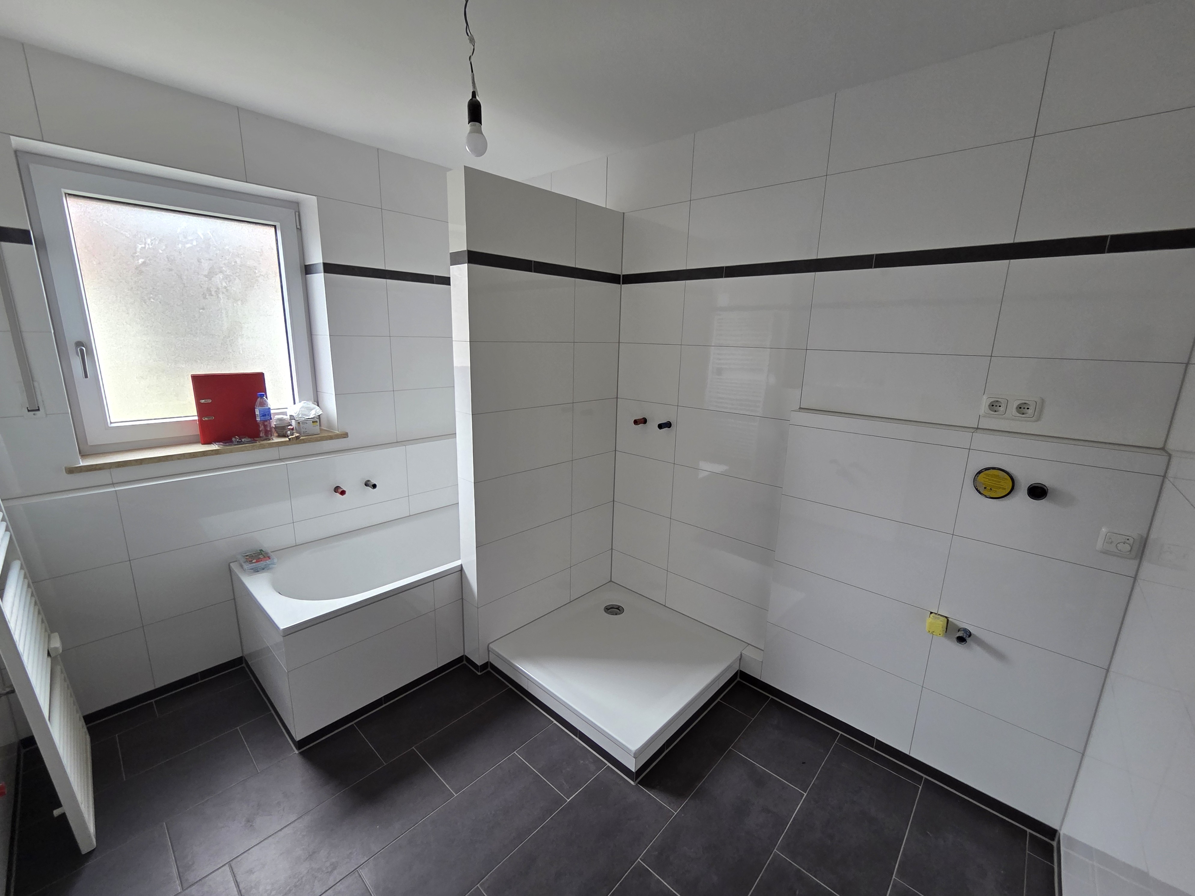 Bad mit Wanne und Dusche