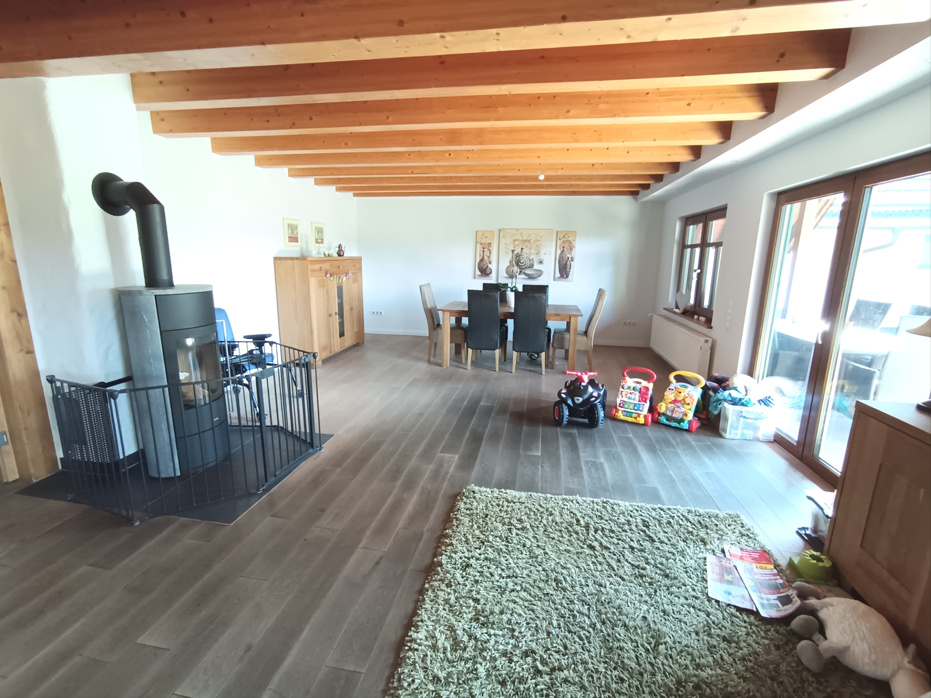 Wohn- Esszimmer mit Zugang Terrasse