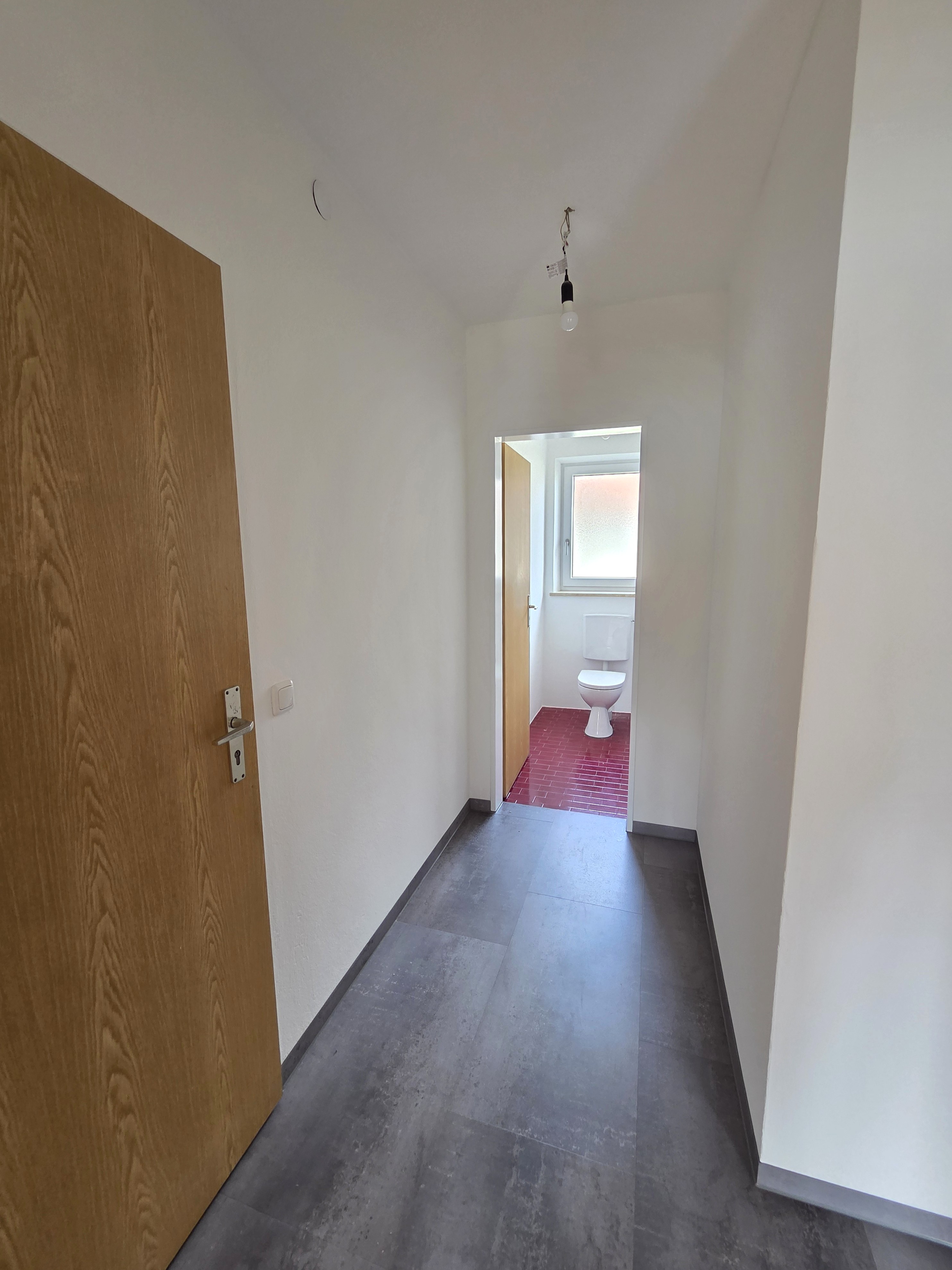 Eingangsbereich mit Blick zum WC