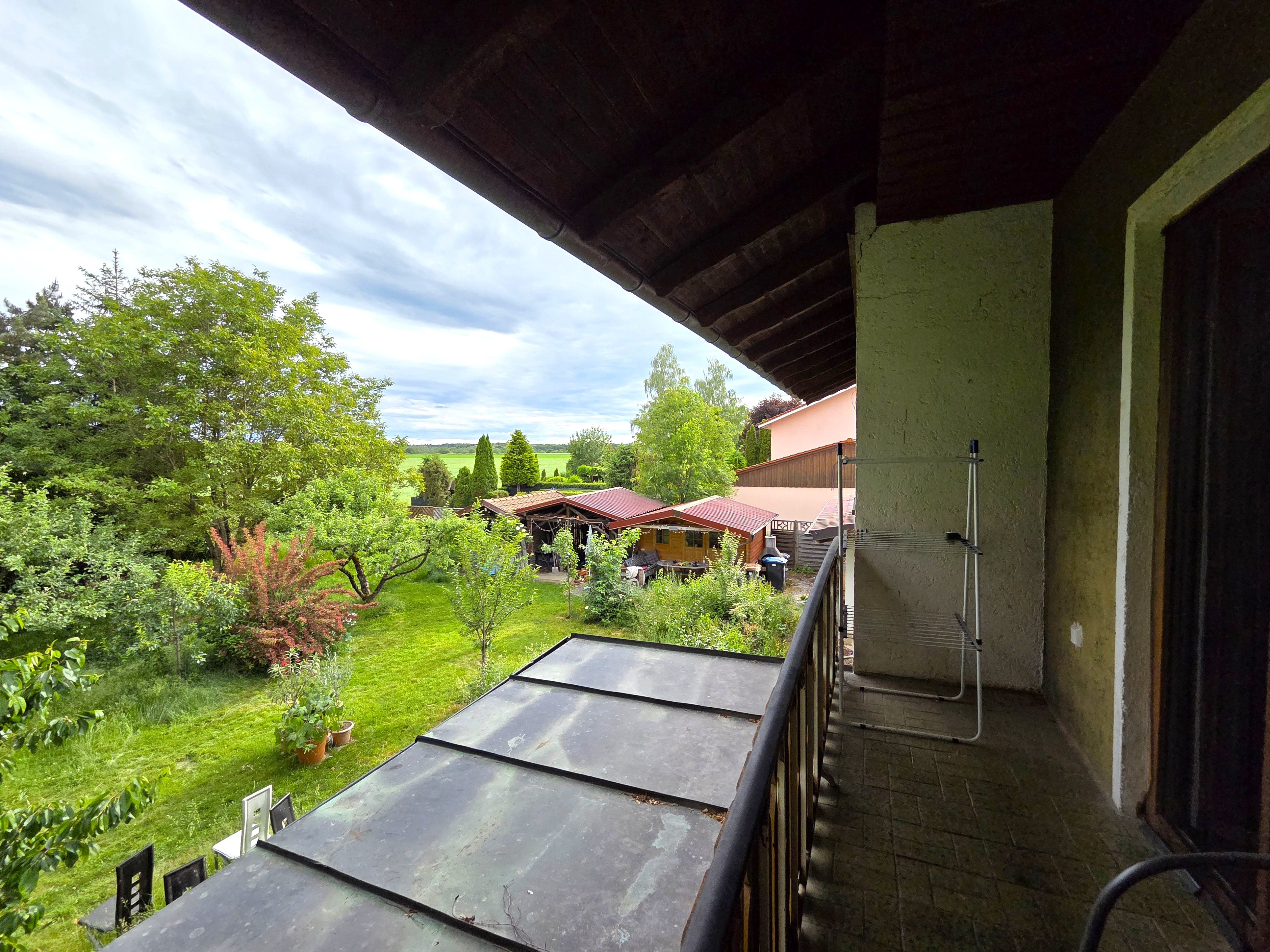 Balkon mit Blick in den Garten