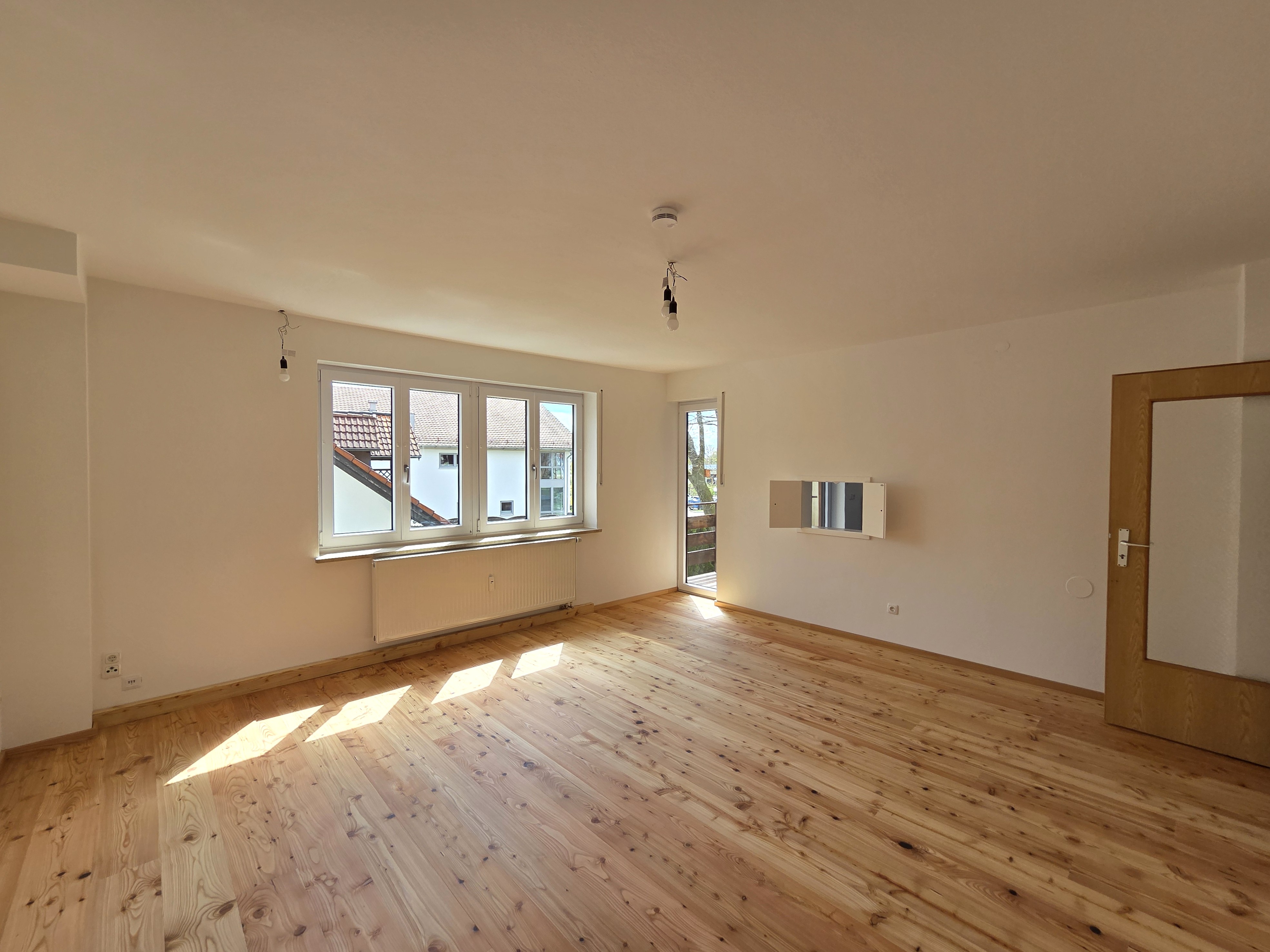 Wohnzimmer mit Blick zum Balkon