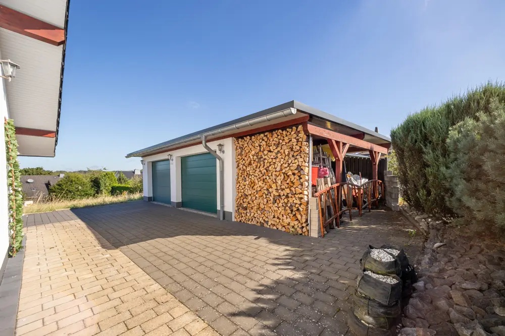 Doppelgarage mit Holzlager