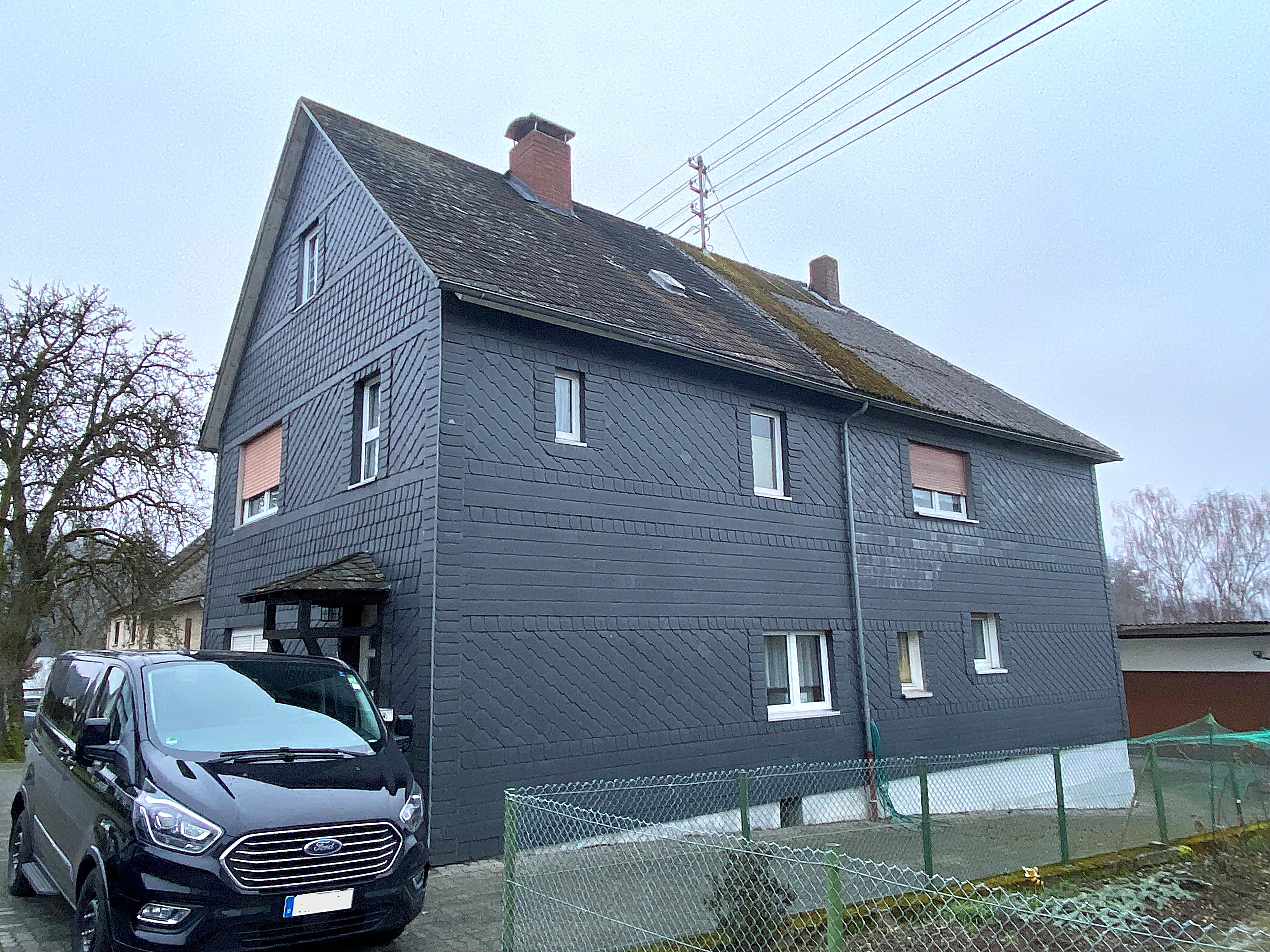 Haus 38/48 mit Garagen im Hintergrund