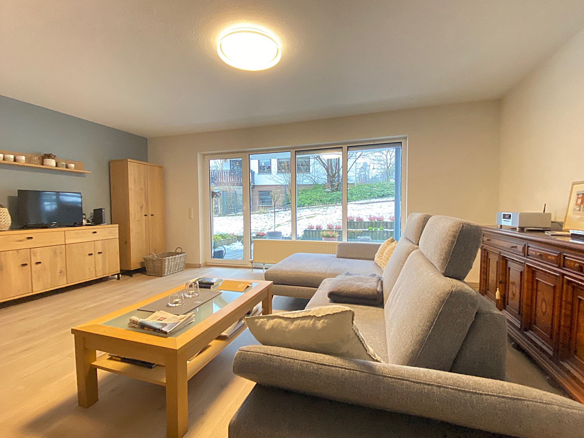 Wohnzimmer mit Blick auf die Terrasse