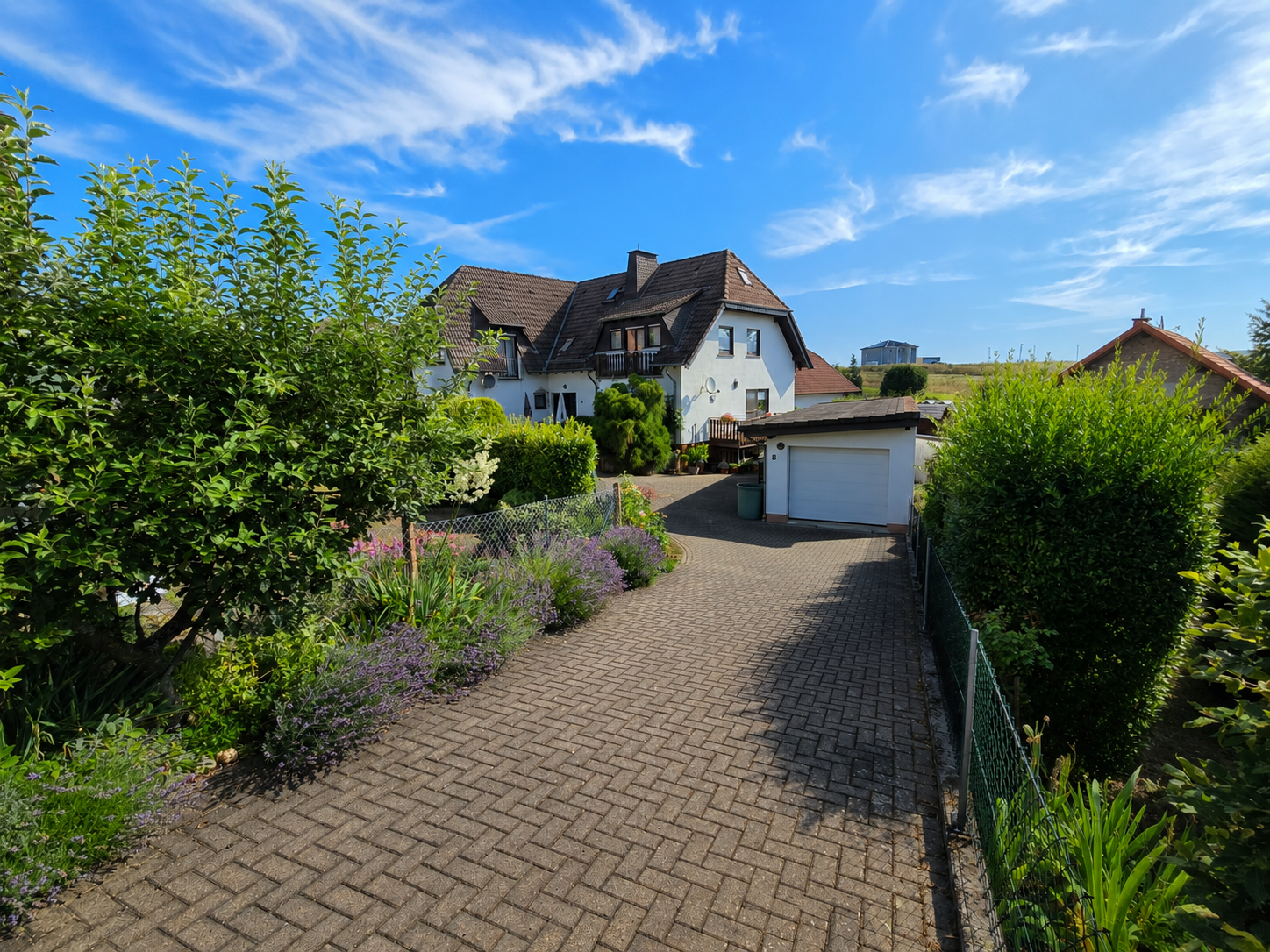 Wohnhaus mit Garage