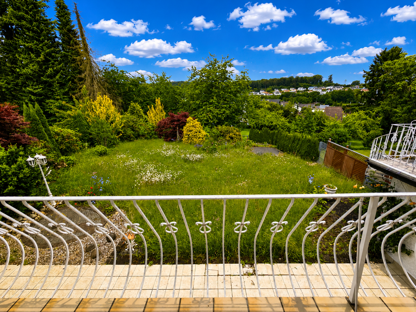 Balkon mit Blick auf Garten