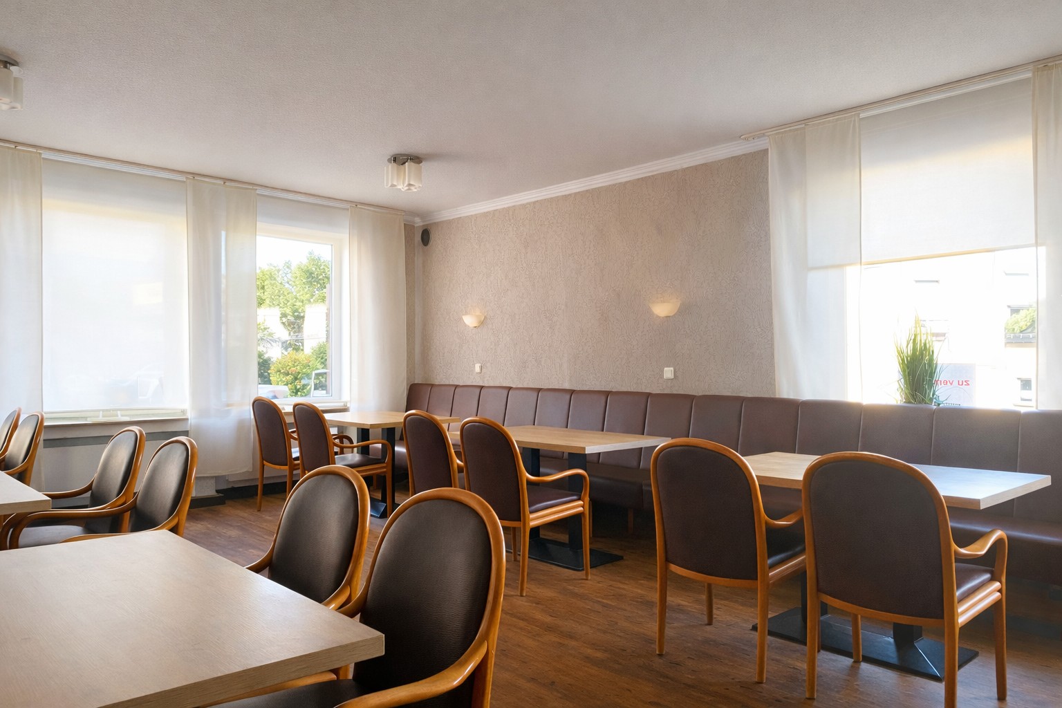 Helles Esszimmer mit modernen Akzenten