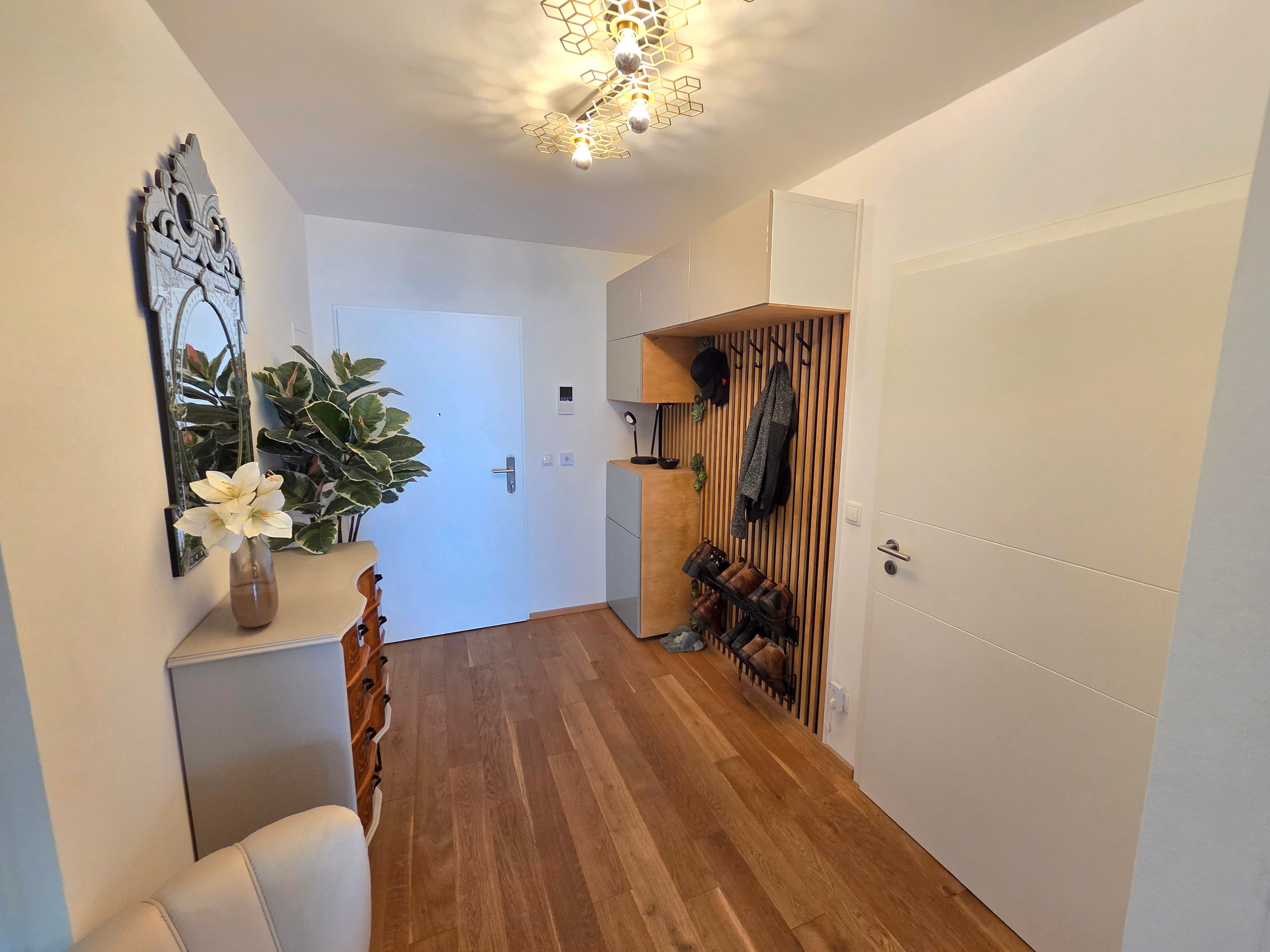 Wohnungseingang mit Garderobe