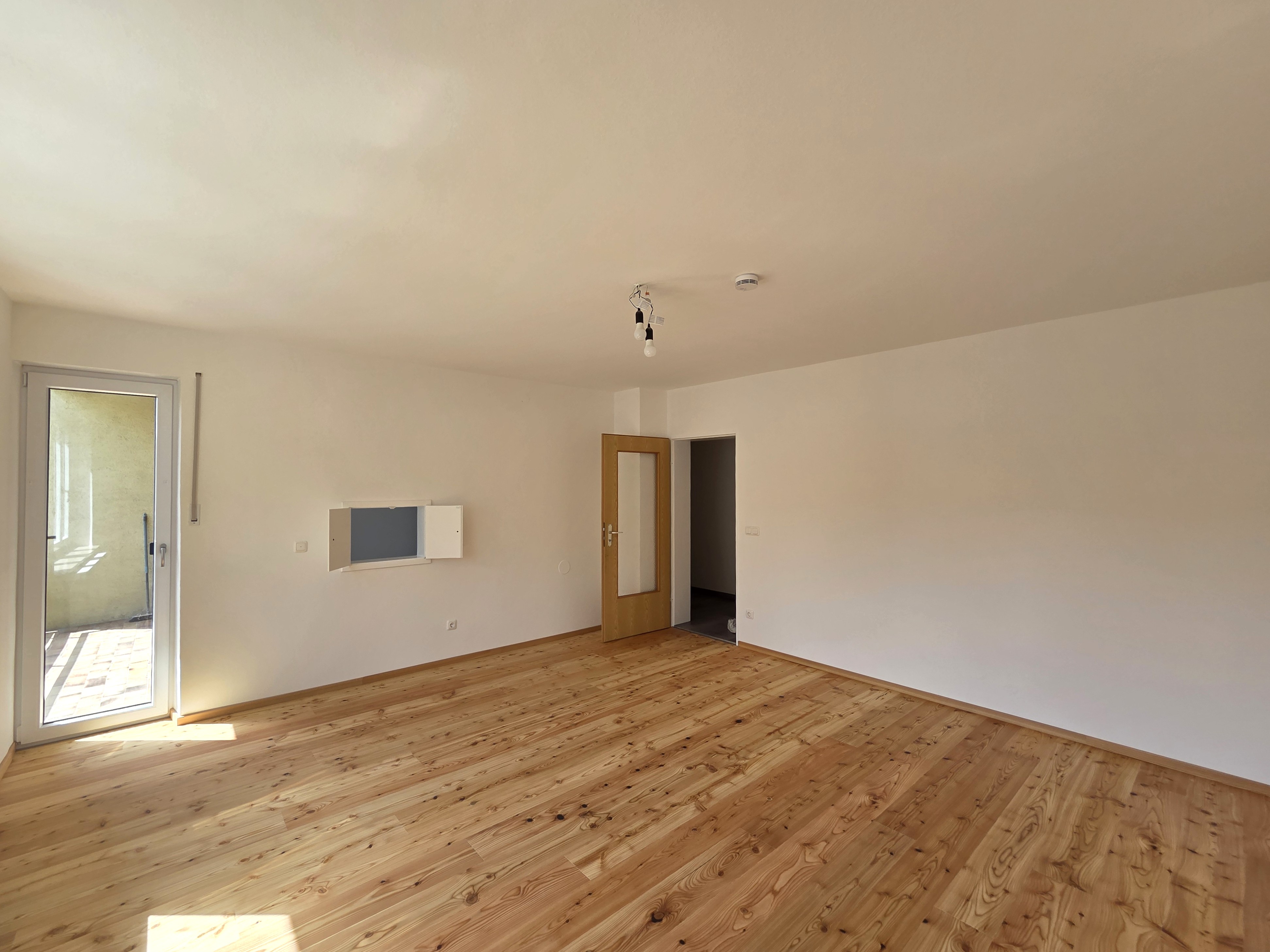 Wohnzimmer mit Durchreiche