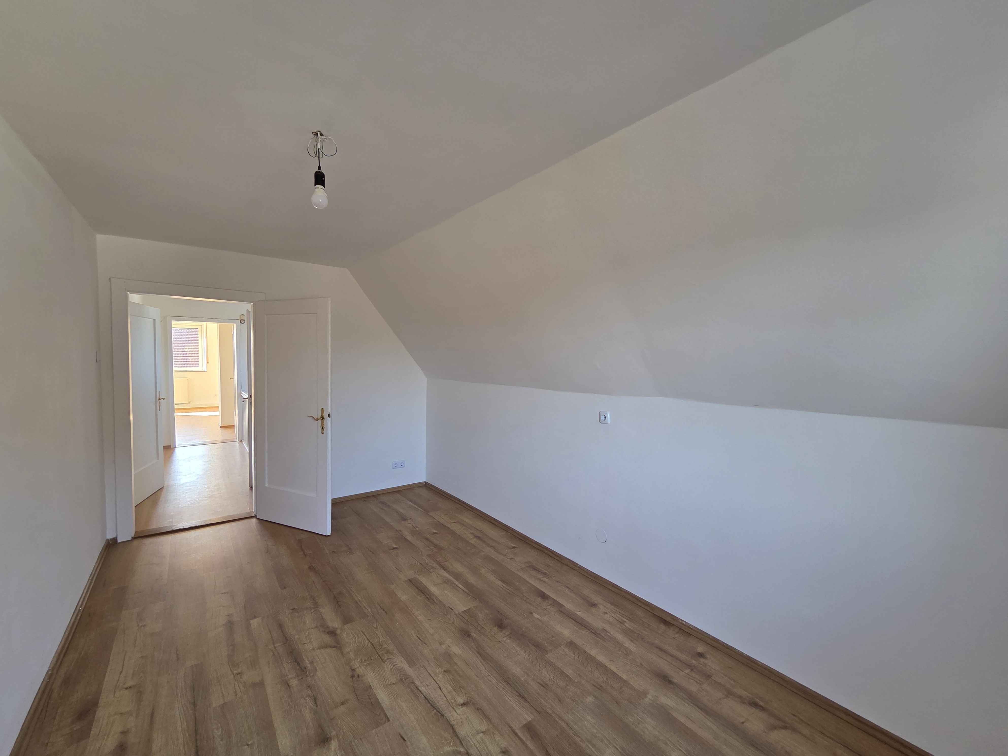 Arbeitszimmer mit Blick zum Flur