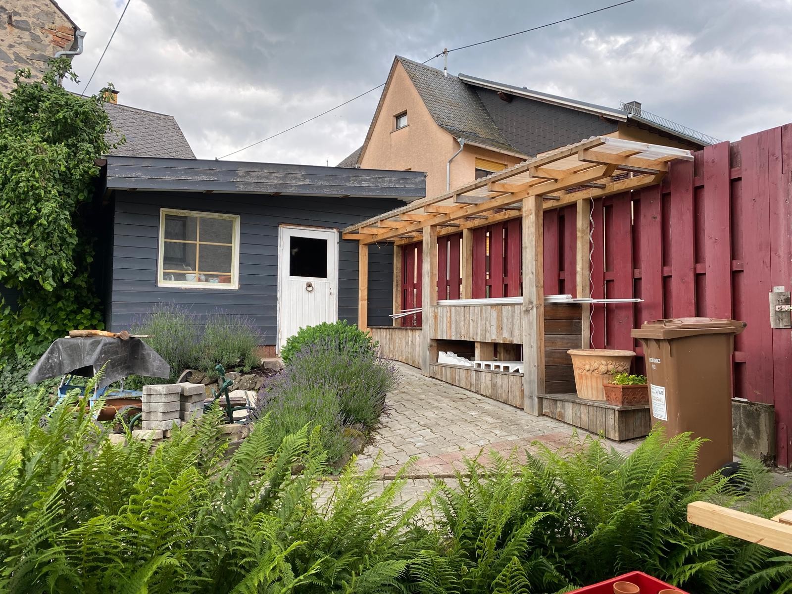 Gartenhäuschen u. Hochbeet