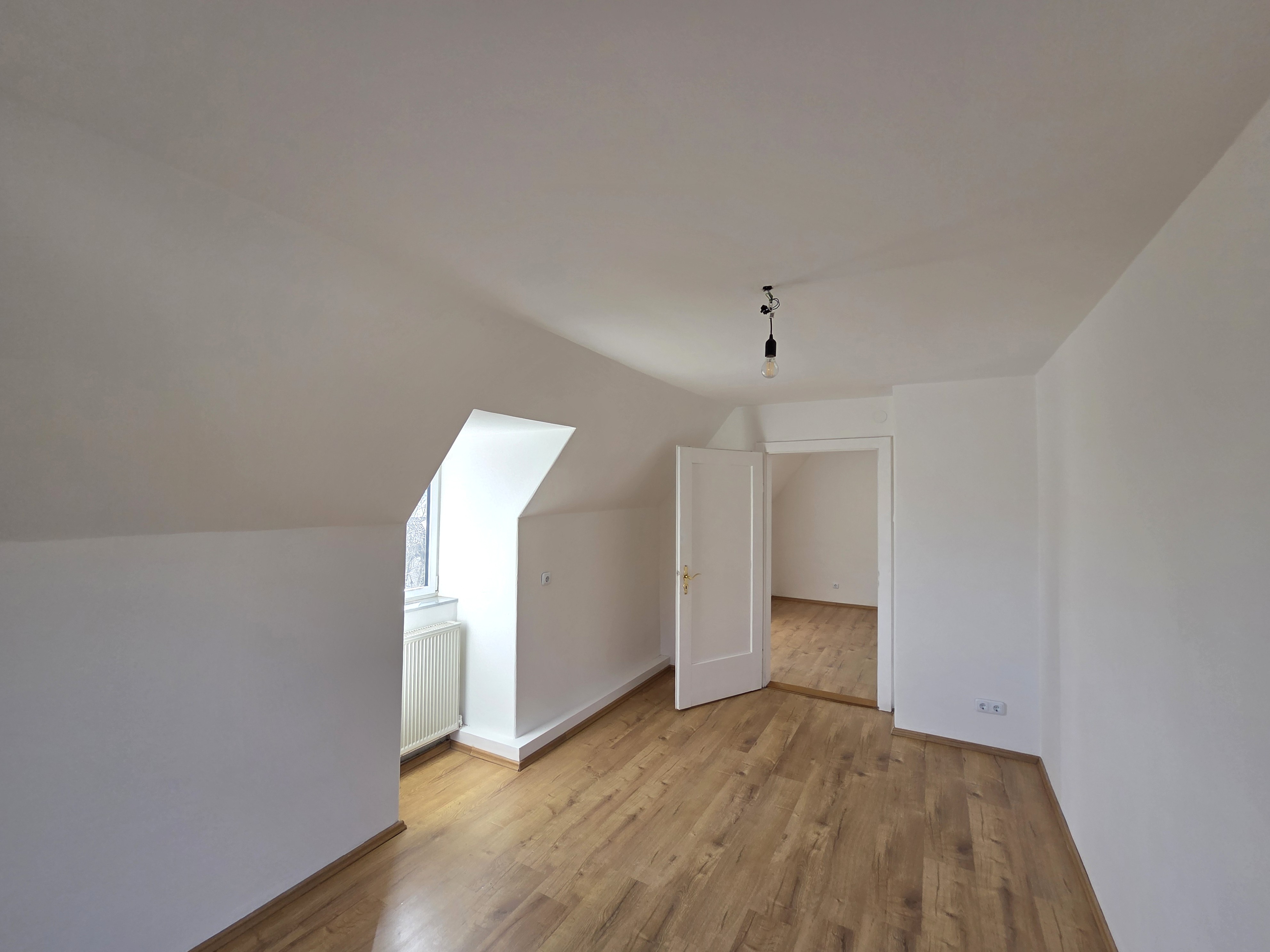 Schlafzimmer mit Blick zum Durchgangszimmer