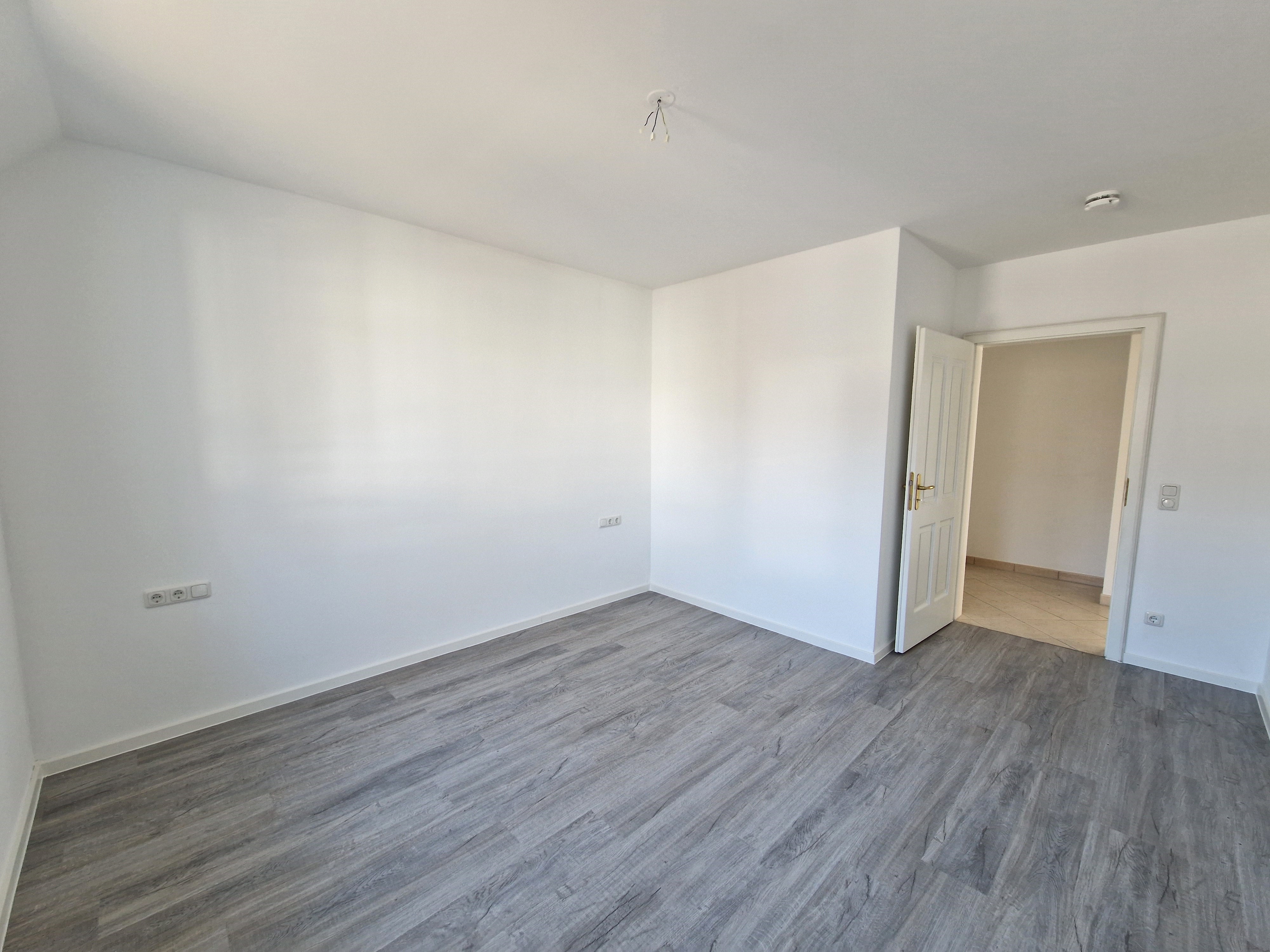 Schlafzimmer mit Blick zur Tür