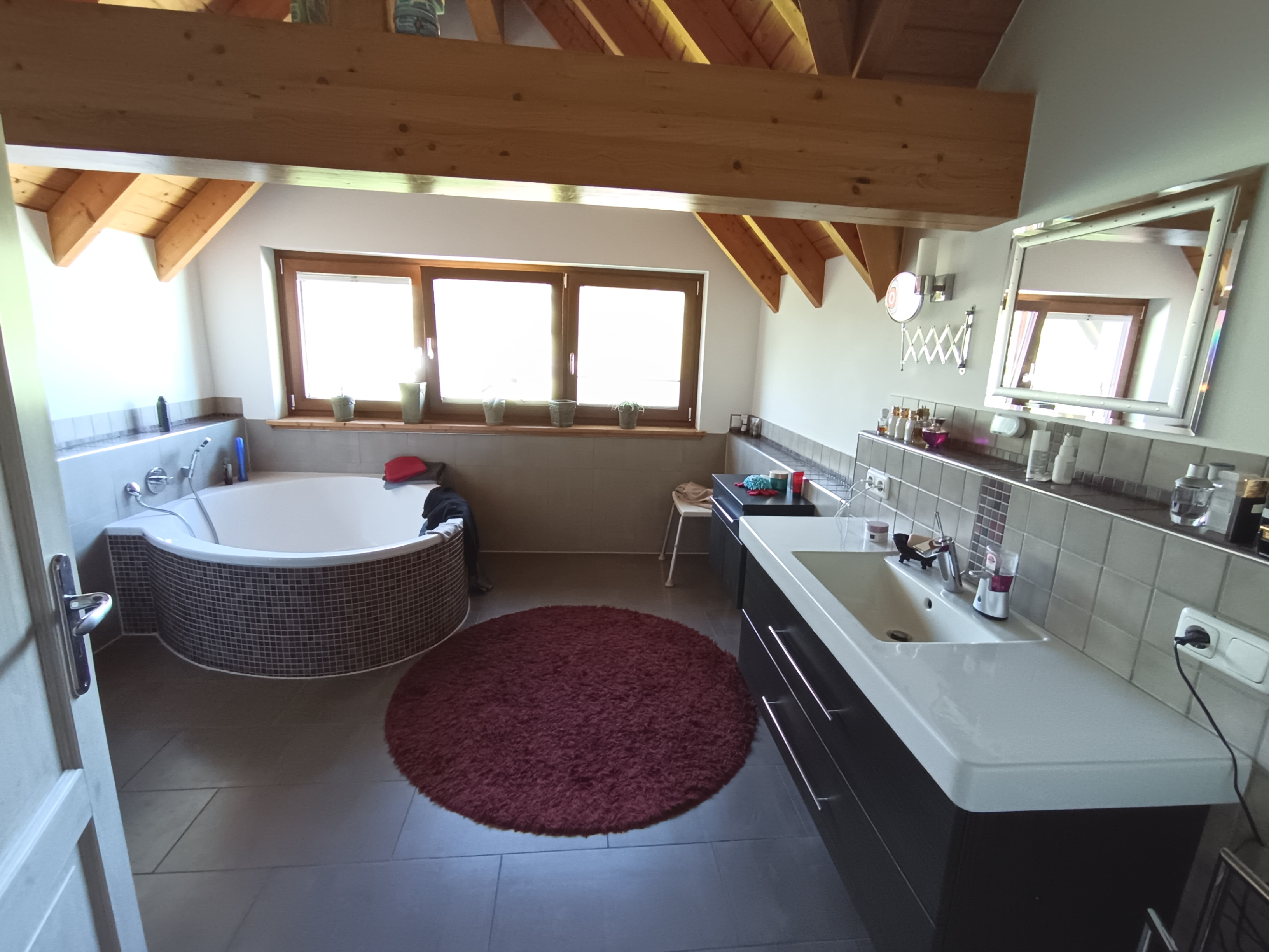 Badezimmer OG mit Wanne und Dusche