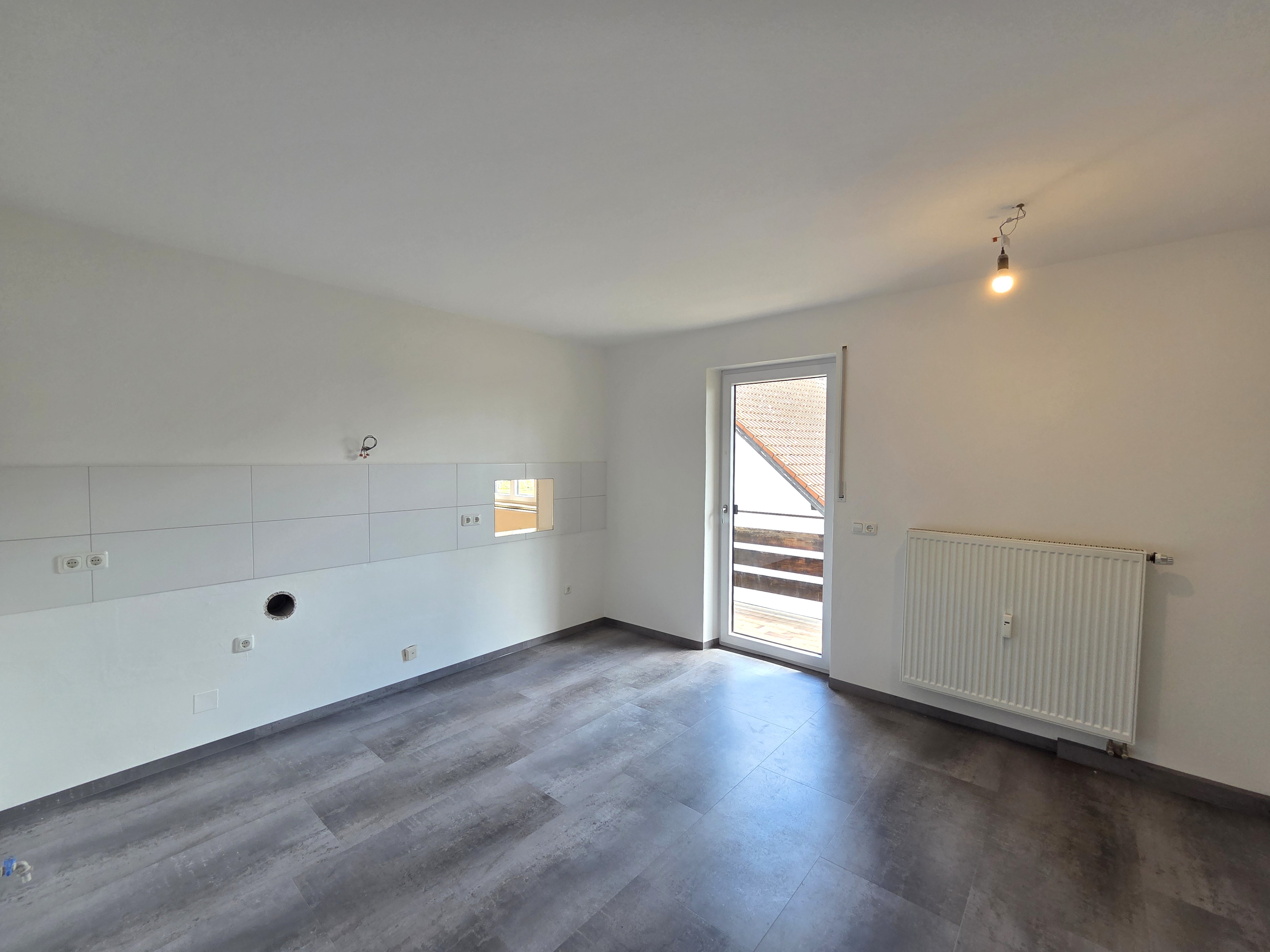 Küche mit Zugang zum Balkon