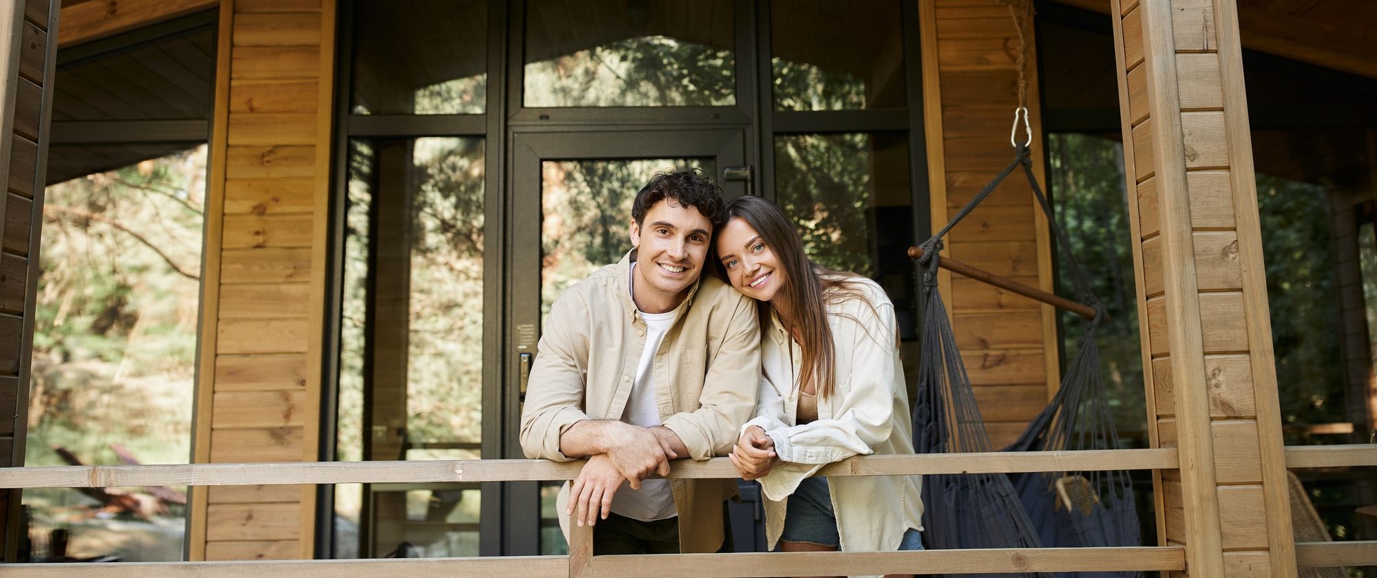 Junges Paar auf der Holzterrasse in Aarbergen
