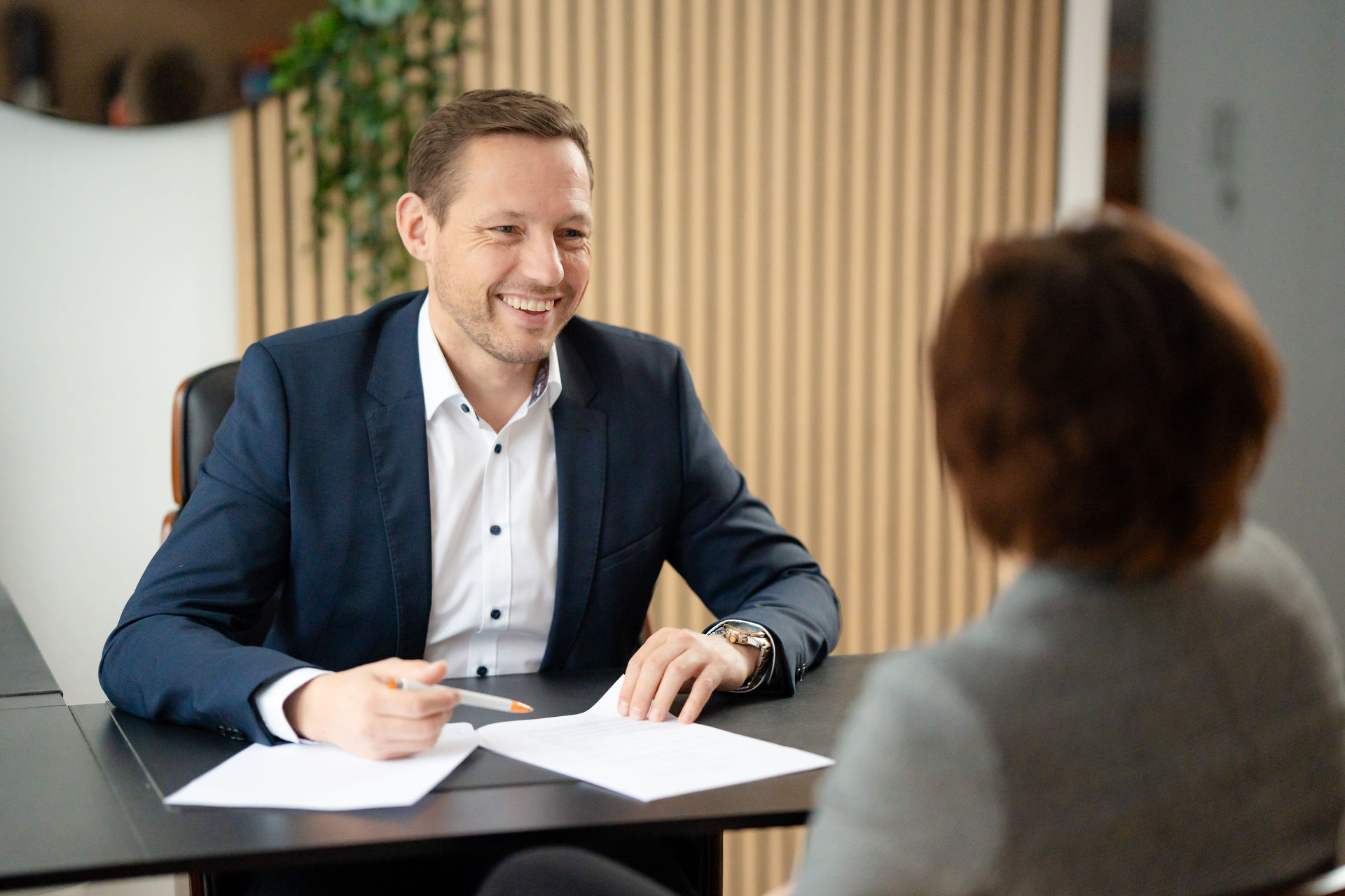 Makler im Beratungsgespräch