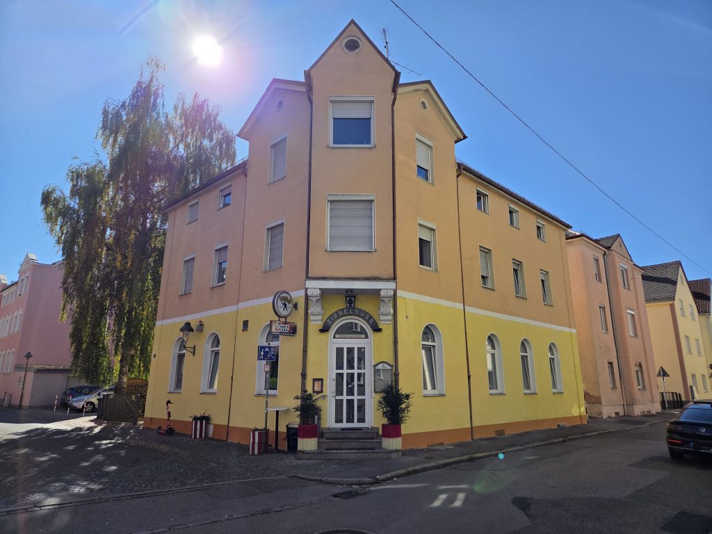 Vollvermietetes Mehrfamilienhaus mit Gewerbeeinheit in zentraler Lage von Augsburg-Oberhausen!