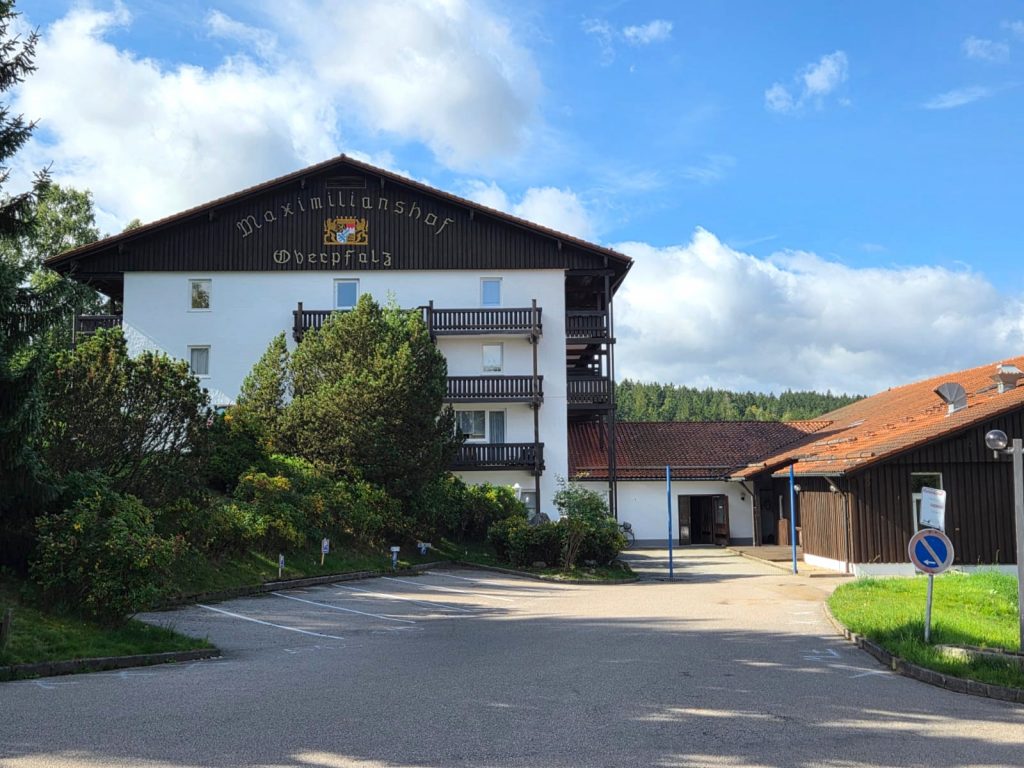 Möbeliertes 1 Zimmer Appartment mit Balkon ins Grüne!