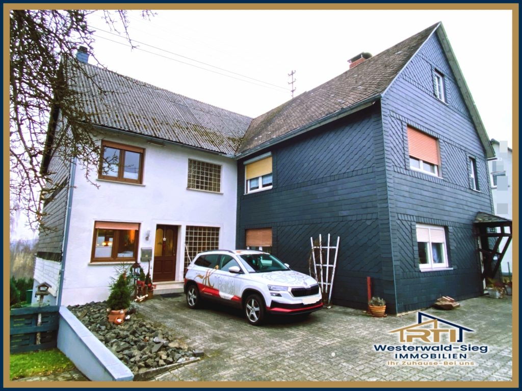 Zwei Einfamilienhäuser im Doppelhausstil mit drei Garagen in Heimborn